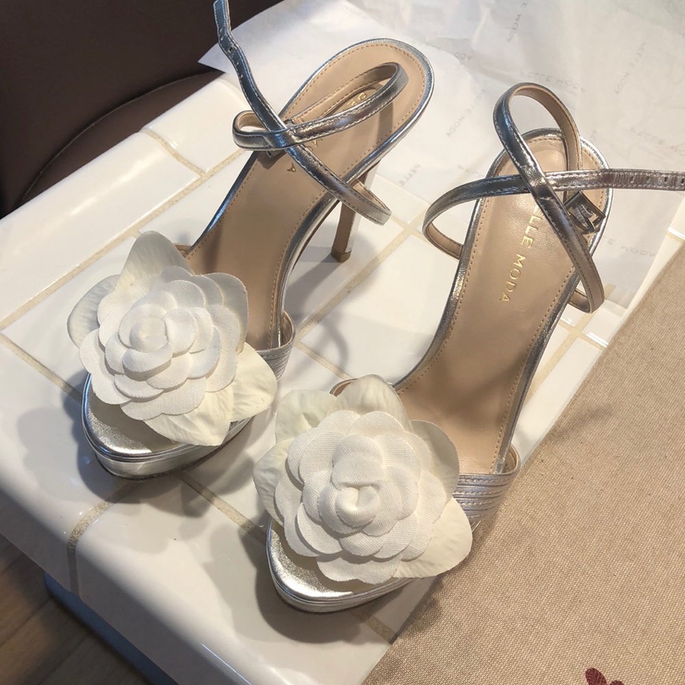 Pelle Moda Olsen in metallic Nappa. Have Chanel Camelias mounted Never worn